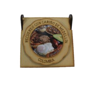 portavasos de madera con ilustración típica colombiana